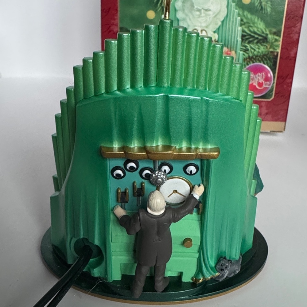 Wizard of Oz Emerald City hallmark Ornament - Picture 10 of 15